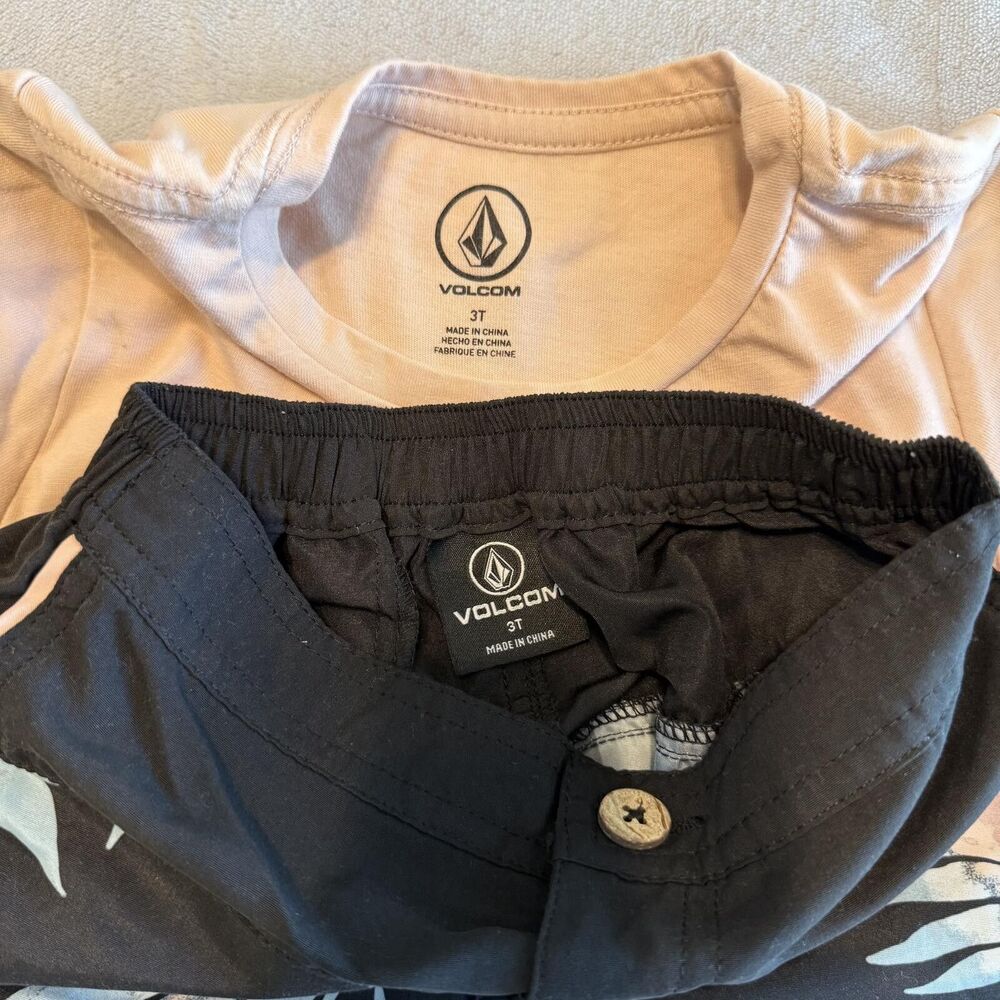 Volcom Kids Two-Piece Short Sleeve Tee and Printed Shorts Set 4T - Picture 2 of 3